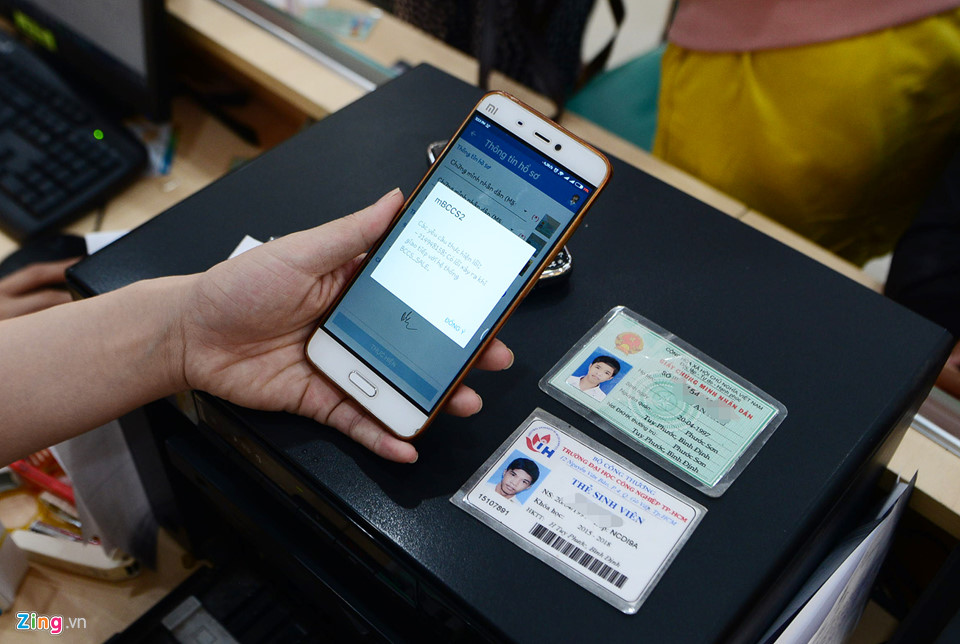 Quầy giao dịch của nhà mạng ở Sài Gòn chật cứng người chờ chụp hình